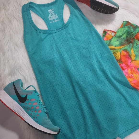 WELCOME TO MY CLOSET!! - Picture 9 of 11